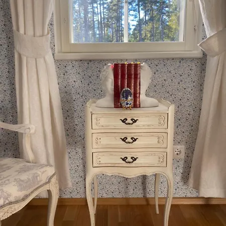 Elle Lindstroem Villa Paslepa