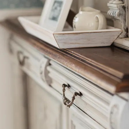 וילה Elle Lindstroem *