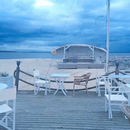 וילה Elle Lindstroem *