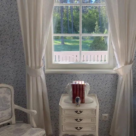 Elle Lindstroem Villa Paslepa