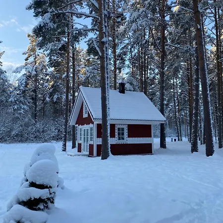 Elle Lindstroem Villa Paslepa