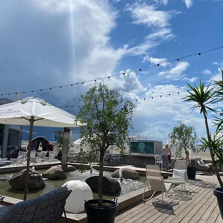 וילה Elle Lindstroem *