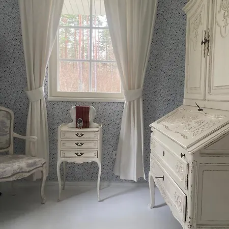Elle Lindstroem Villa Paslepa