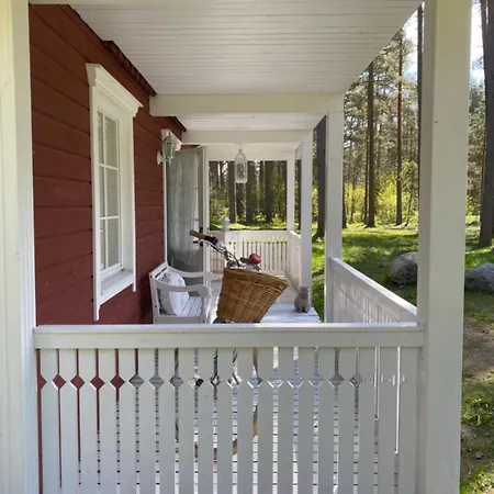 Elle Lindstroem Villa