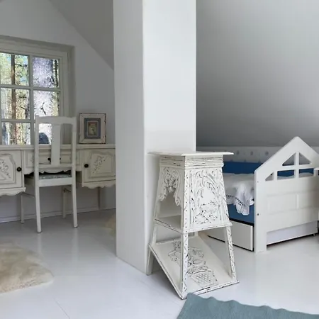 וילה Elle Lindstroem