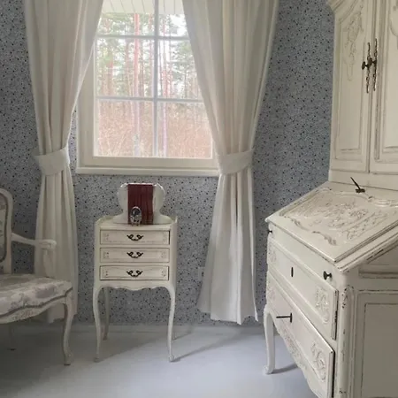 Elle Lindstroem Villa